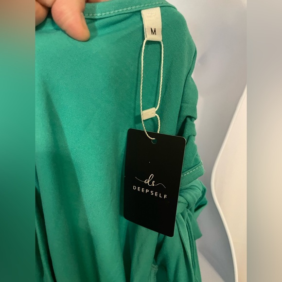 Women’s size M short jumper/romper in green with tie waist - Picture 8 of 9